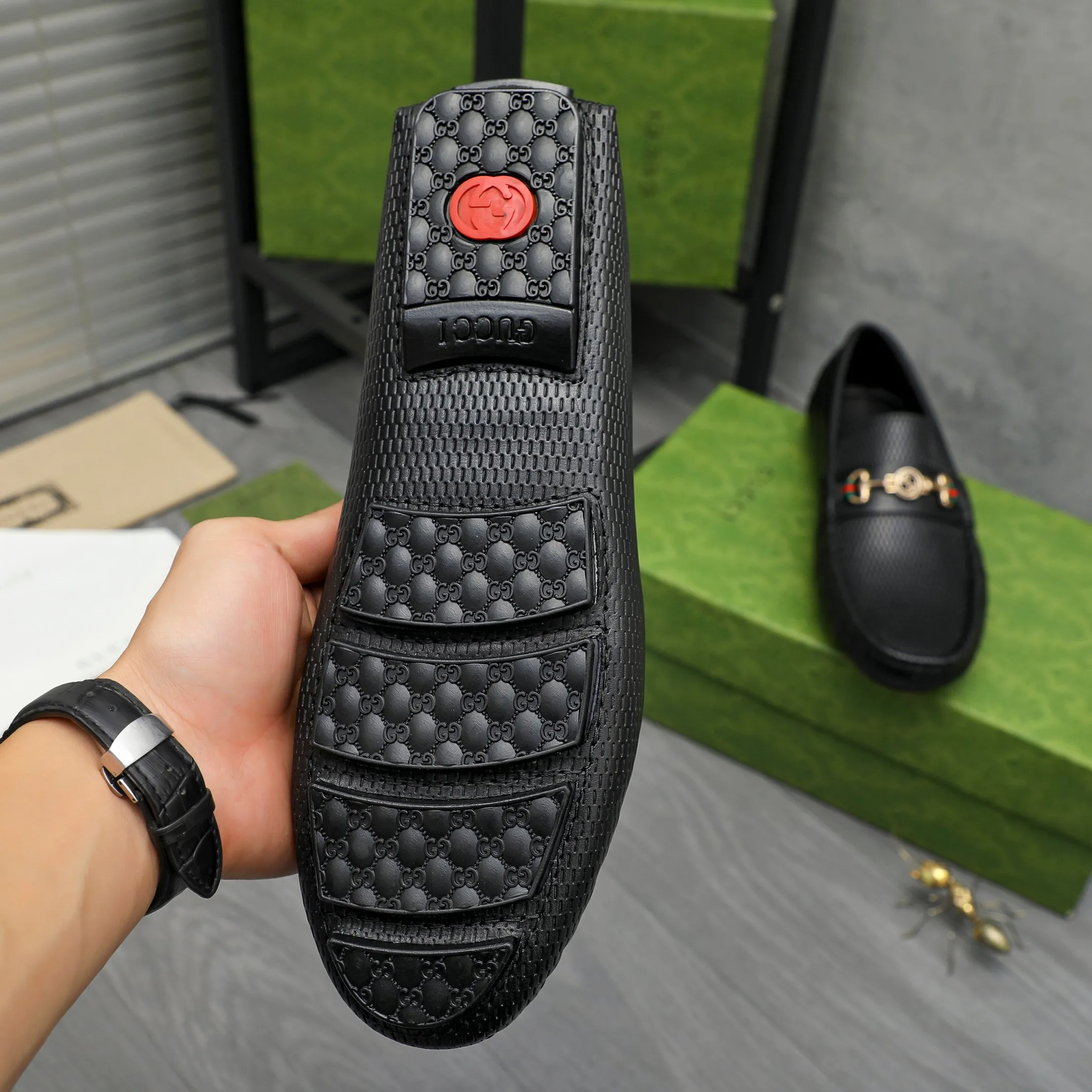 Men's shoes 💰p420 Product trademark: GUCCI (Gucci) casual slip-on men's shoes Regular size: 38-44 Product materials: Selected hollow cowhide upper, sheepskin lining, rubber outsole